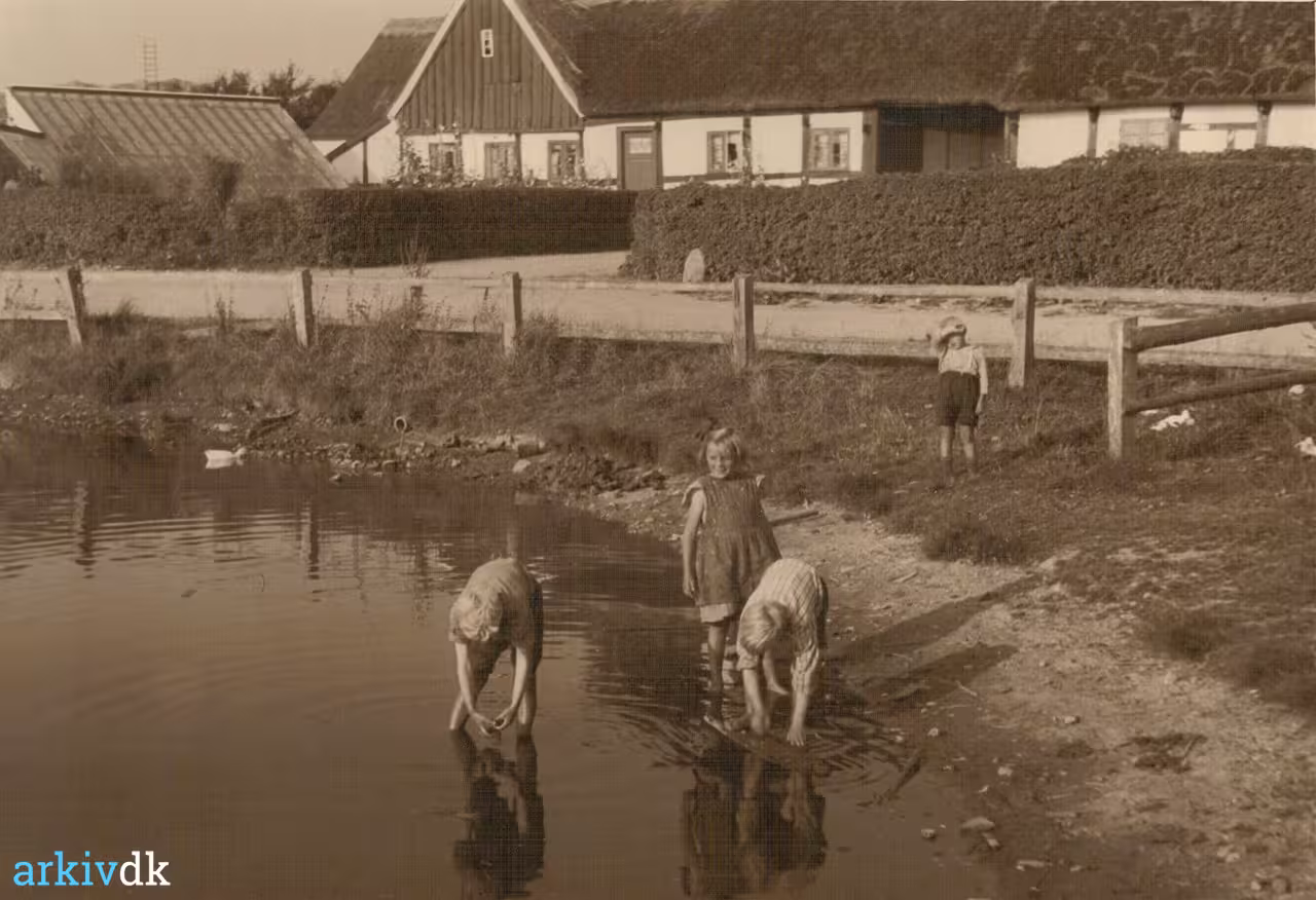 Gadekær med præstegård i baggrunden, ca. 1935–1950